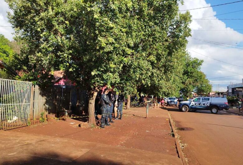 A troca de tiros aconteceu em residência localizada no bairro Estrela Porã - Crédito: Osvaldo Duarte/Dourados News 