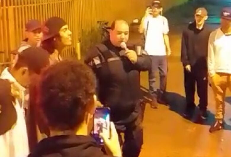 Da periferia de Dourados, PM participa de batalha de rap com jovens em praça