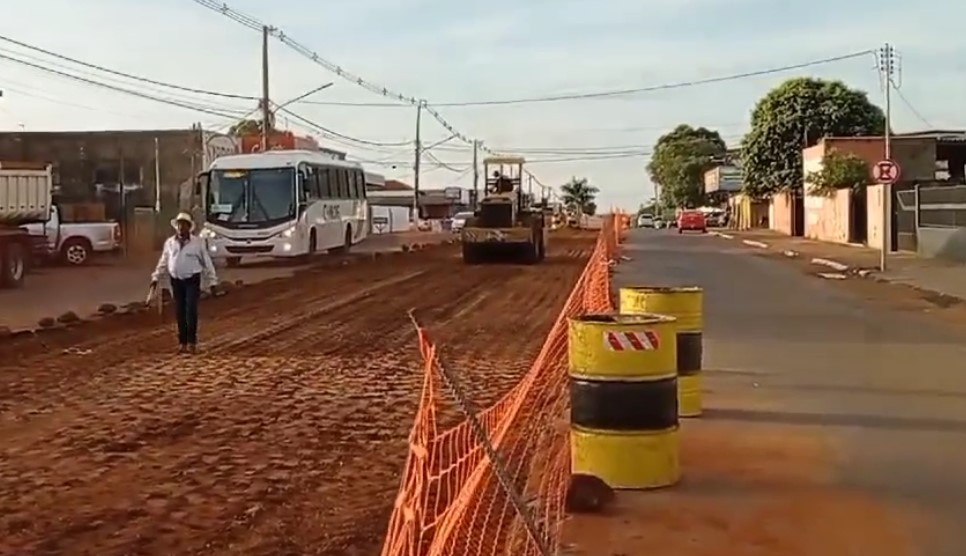 “As nossas avenidas serão o nosso cartão postal!” destacou Jean ao visitar com o Prefeito Valdir Sartor as obras de pavimentação