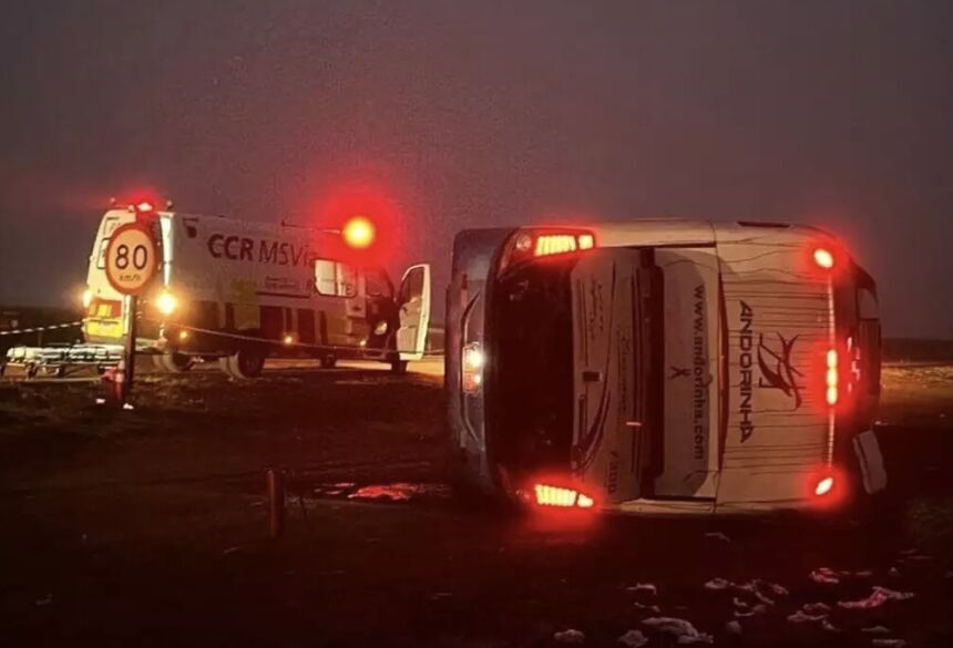 Com forte neblina, motorista sai da pista e tomba ônibus com 28 passageiros em MS