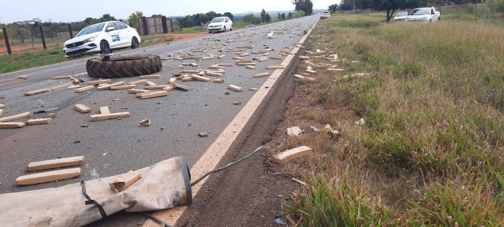 Colisão entre carro e carreta mata motorista e deixa droga espalhada em rodovia