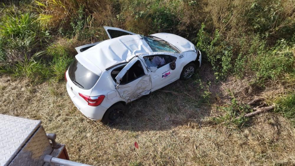 Carro de prefeitura é 'fechado' por carreta, capota e mata idosa em Dourados