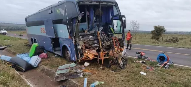 Ônibus com bolivianos atinge caminhão, mata motorista e deixa 3 feridos em MS