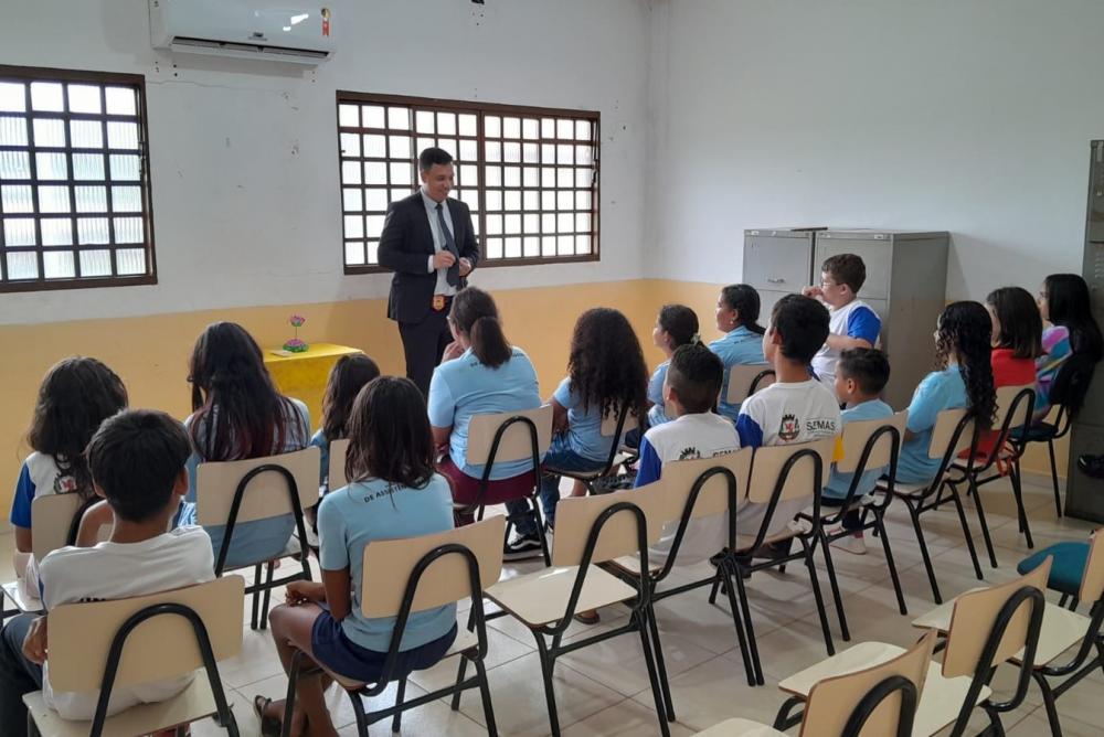 Delegado de Deodápolis ministra palestra para crianças e jovens do SCFV 