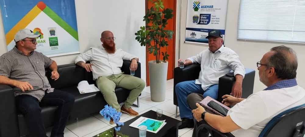 Prefeito de Deodápolis busca ampliação de programas habitacionais em visita à Agência Estadual