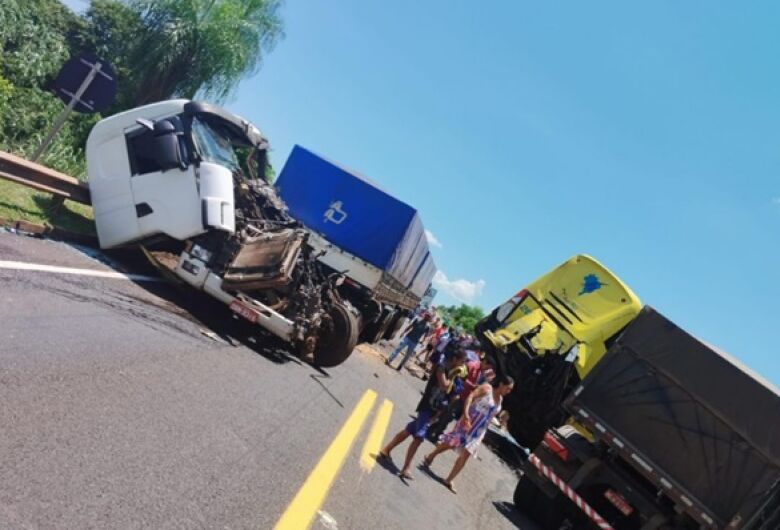 Acidente entre ônibus e carretas deixa um morto e ao menos 40 feridos na BR-163