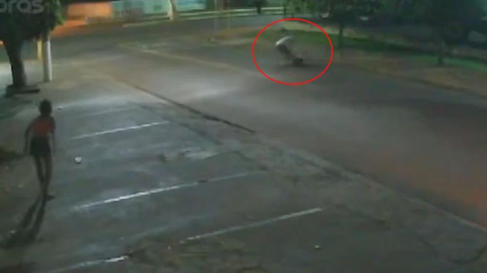 Vídeo mostra rapaz sendo perseguido e esfaqueado em frente de boate em Dourados