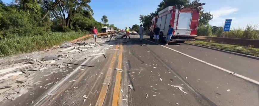 Acidente com 3 carretas deixa feridos e um caminhoneiro preso nas ferragens na 163