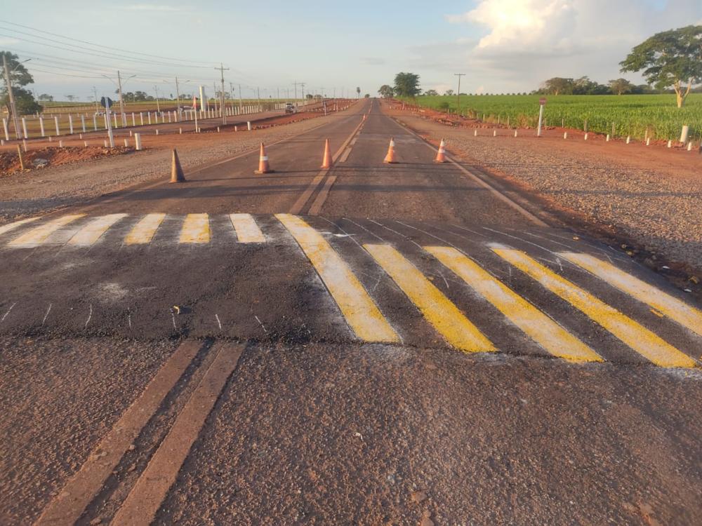 Prefeitura de Deodápolis instala quebra-molas na MS 145 para garantir segurança na chegada do novo parque de exposições