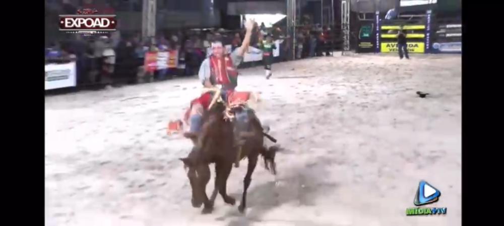 Marron vence desafio do bem em prol de Sansão Silva de Menezes durante final do rodeio da Expoad 2024