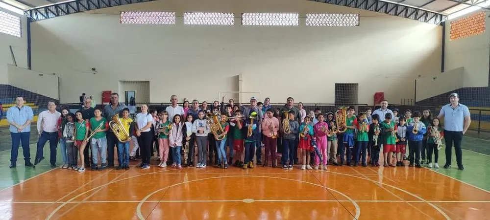 Prefeitura e Câmara de Deodápolis fortalecem a cultura local com entrega de novos instrumentos para a Banda Cristo Redentor