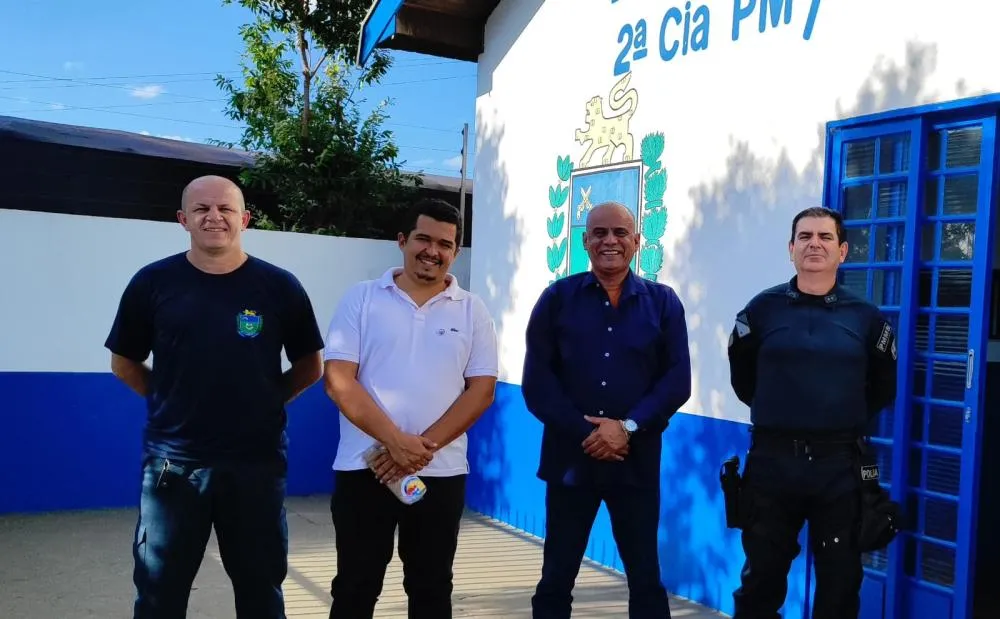 Visita do coronel Carlos Santana ao pelotão da Polícia Militar de Deodápolis marca importante reunião sobre segurança pública
