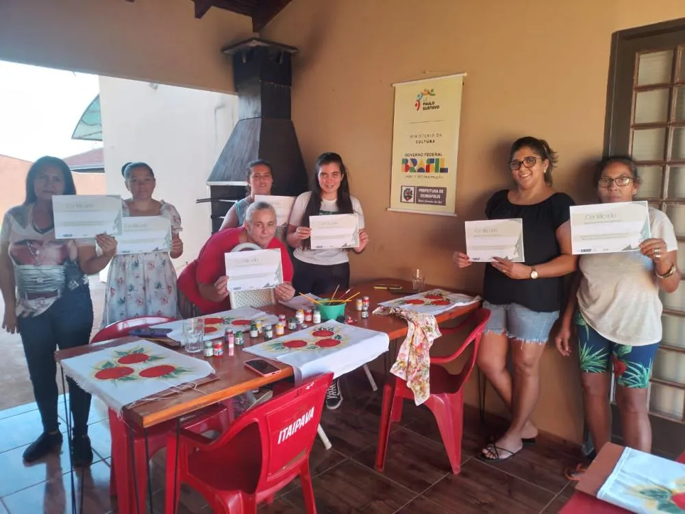 Curso de pintura em tecidos promovido pela Lei Paulo Gustavo atrai participantes em Deodápolis