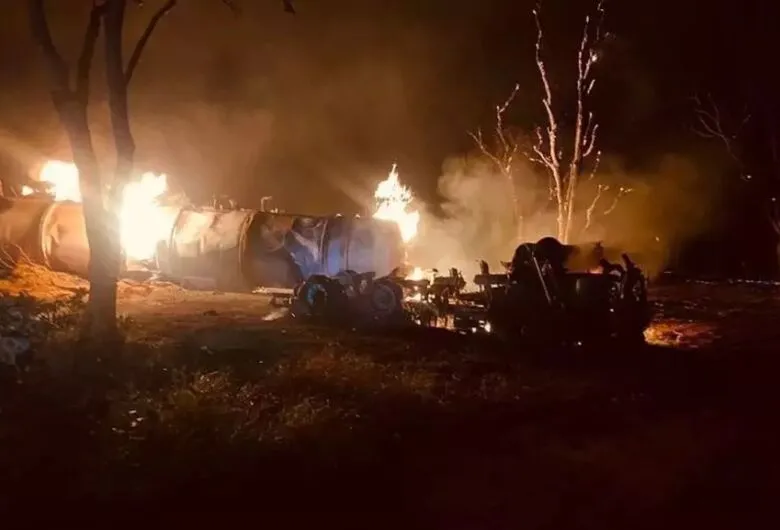 Colisão frontal termina em explosão e motoristas feridos em rodovia de MS