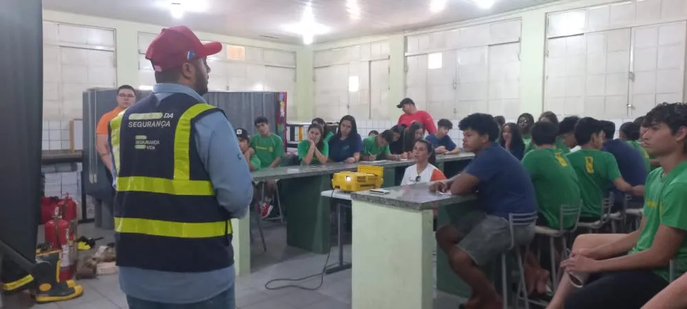 Palestra sobre impactos ambientais e combate a incêndios é realizada na EE Scila Médici em Deodápolis