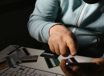 Mulher registra ocorrência após transferência não autorizada via aplicativo bancário