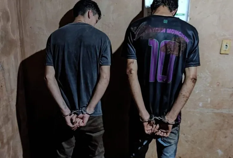 Os dois foram presos por porte ilegal de armas e estão sendo interrogados pelo crime de homicídio - Crédito: Divulgação