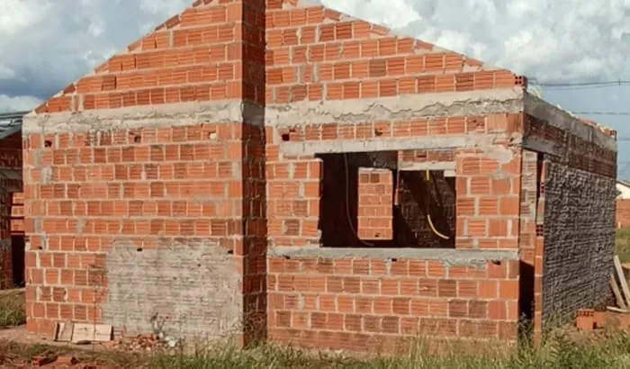Vaquinha solidária busca ajuda para moradora de Deodápolis concluir construção de casa