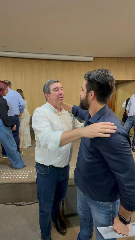 Prefeito eleito Jean Gomes, de Deodápolis, participa de evento com governador Eduardo Riedel