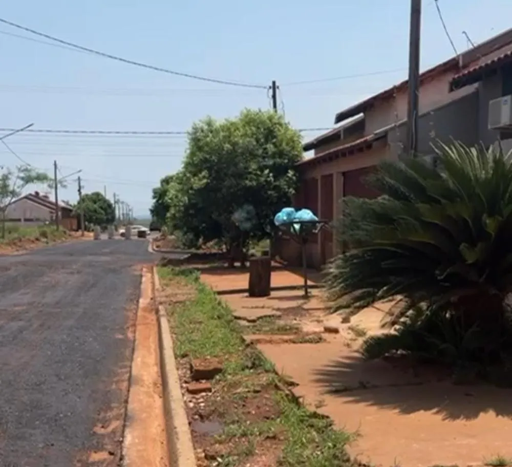 Moradores do bairro Eldorado 2, em Deodápolis, reclamam de acúmulo de lixo e cobram solução