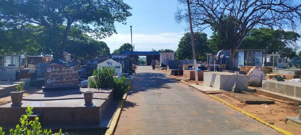 População começa a realizar a limpeza dos túmulos para o dia de finados em Deodápolis