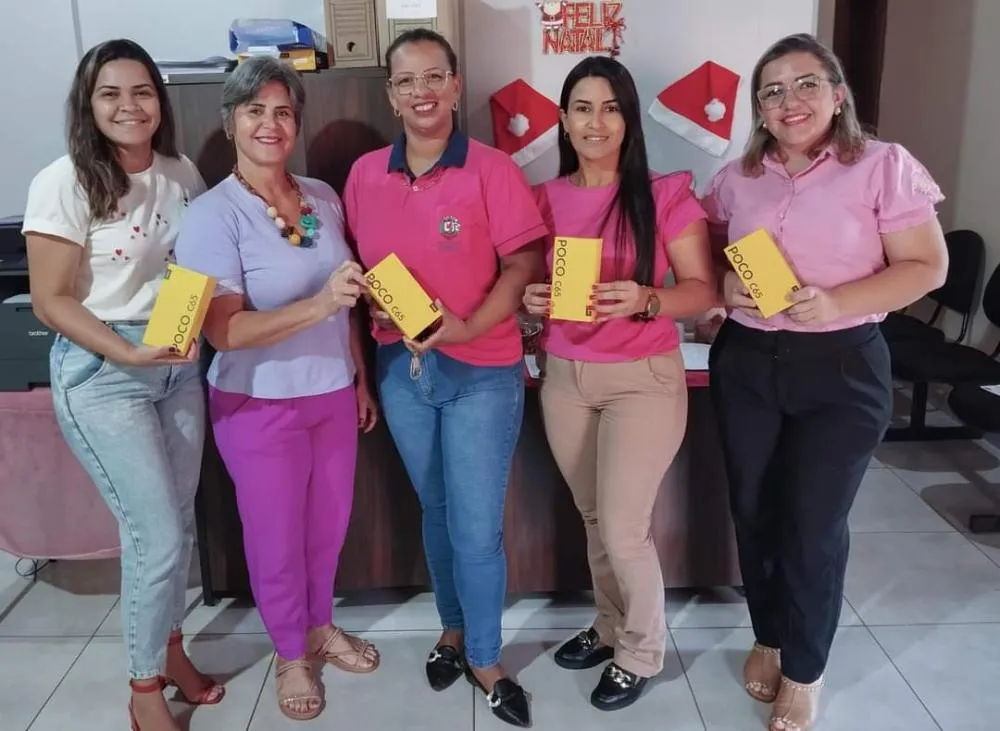 Assistência Social de Deodápolis entrega celulares para ampliar atendimento em programas municipais