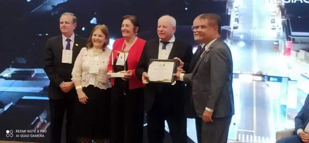 Prefeito de Deodápolis e coordenadora de saúde bucal recebem premiação em Brasília