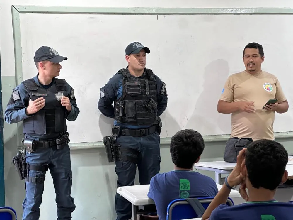 Presidente do Conselho Comunitário de Segurança e Polícia Militar realizam palestra sobre combate à violência contra crianças e adolescentes em Deodápolis