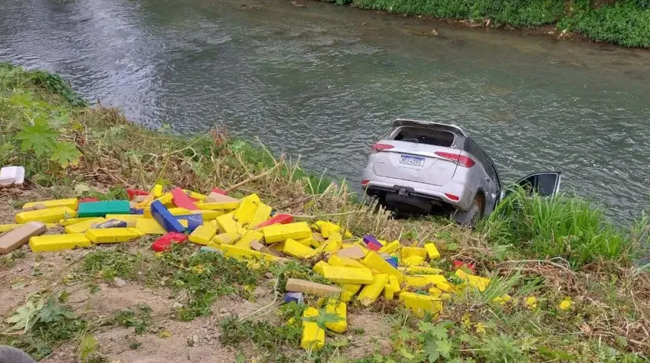 Caminhonete lotada de maconha que saiu da fronteira cai em rio no Paraná