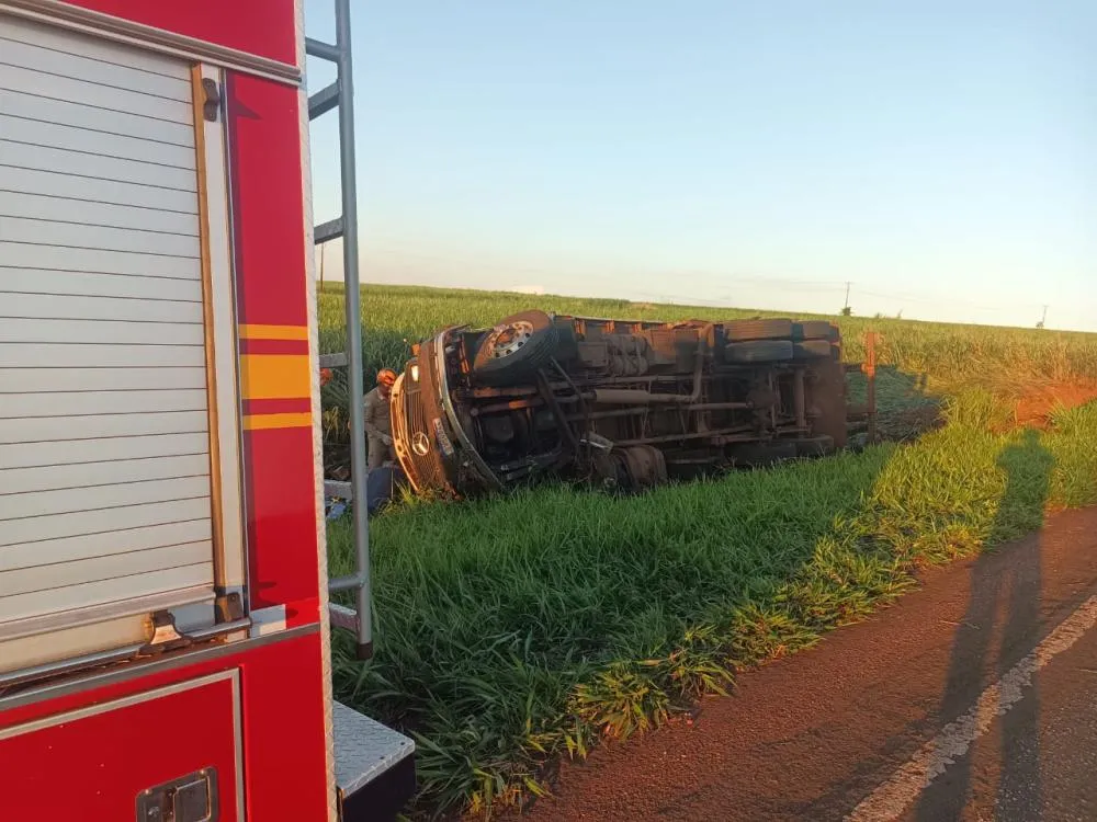 Caminhão tomba na BR-376 entre Deodápolis e Ivinhema; motorista sai ileso graças ao cinto de segurança