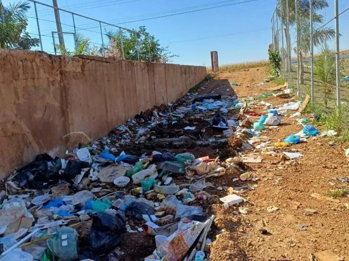 Denúncia aponta despejo irregular de resíduos pela Prefeitura de Vicentina em 'lixão' de Glória de Dourados