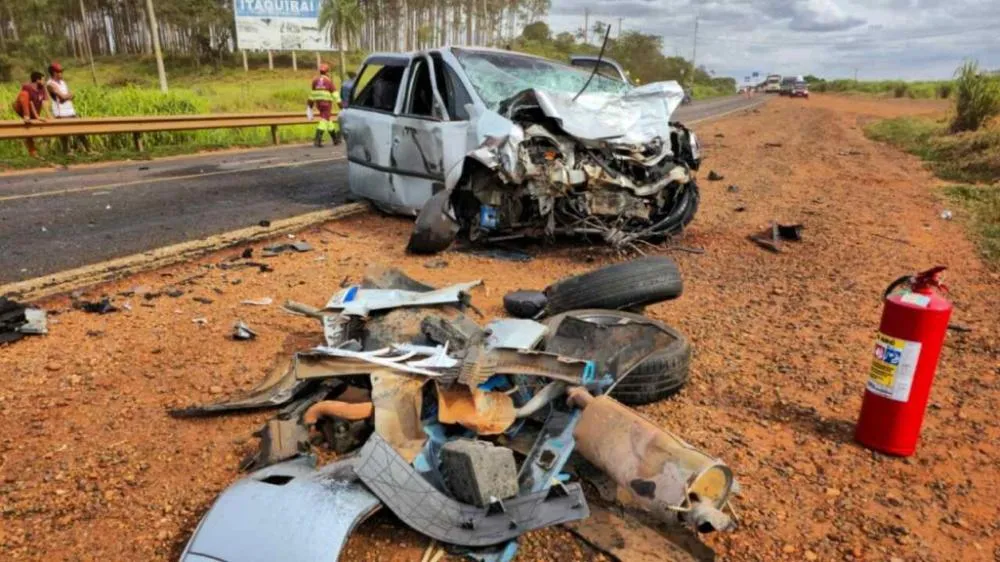 Colisão entre carro e caminhões mata uma pessoa em MS