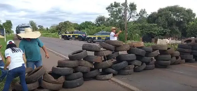 Trabalhadores bloqueiam rodovias e ocupam sede do Incra em protesto por reforma agrária