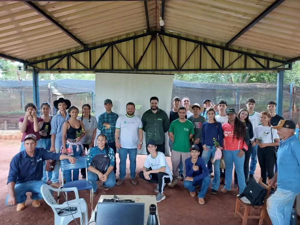 Em parceria com a prefeitura, estudantes do IFMS realizam reflorestamento em área degradada de Deodápolis