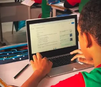 Prefeito Jean Gomes investe em tecnologia nas escolas de Deodápolis com o uso de Chromebooks