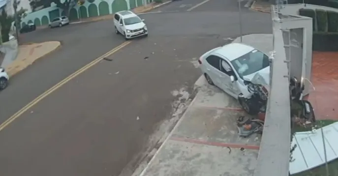 Veículo da Câmara de Glória de Dourados se envolve em acidente com carro funerário no centro de Campo Grande
