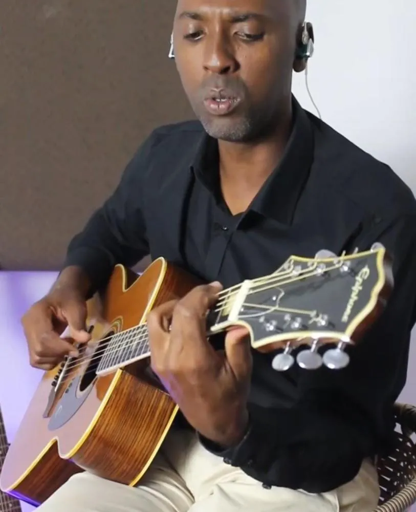 Samuel Livino homenageia Deodápolis pelos 49 anos com interpretação acústica do hino municipal