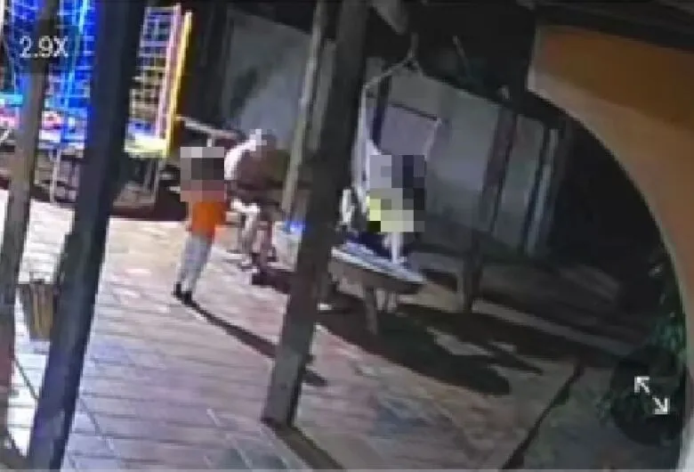 Vídeo mostra momento que arma dispara na mão de criança e mata mulher