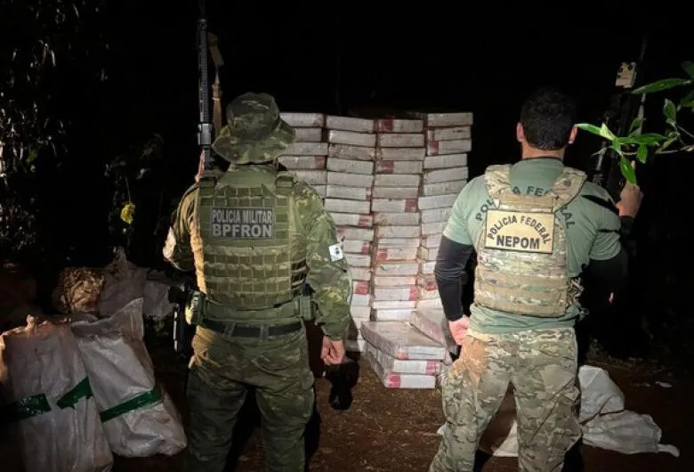 Policiais no local onde maconha foi encontrada; Foto: Divulgação