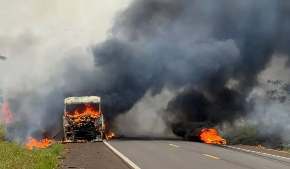 Carreta é destruída por incêndio após pneu estourar na MS-134