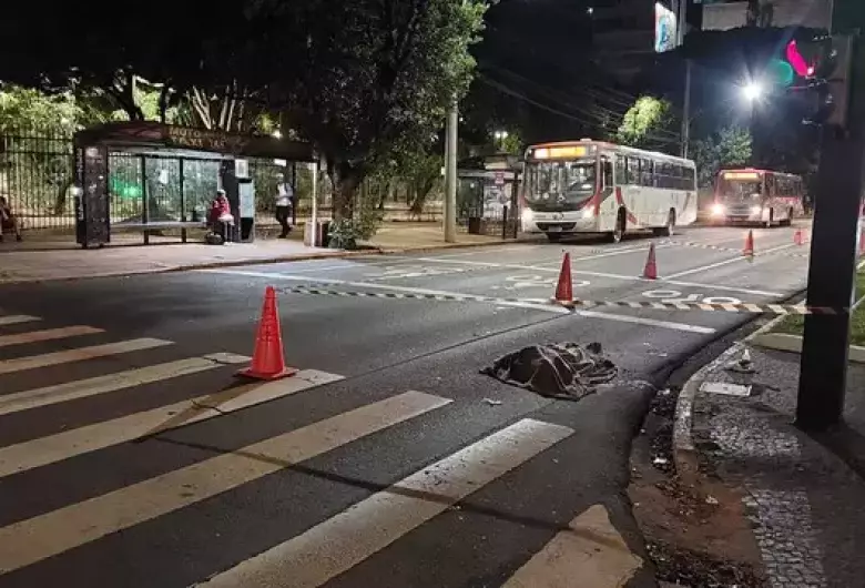 Trecho onde ocorreu o acidente foi isolado com fita zebrada. - Crédito: (Foto: Juliano Almeida)