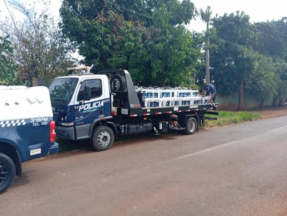 Droga estava toda armazenada em galões; Foto: Leandro Holsbach