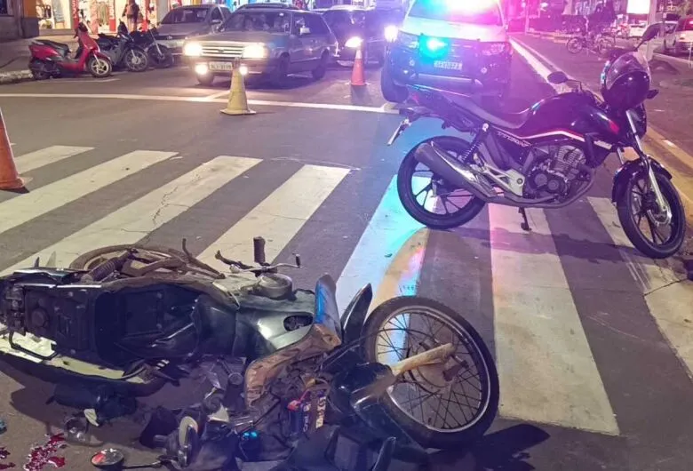 Motocicletas que sofreram acidente no centro de Dourados - Crédito: Dourados News