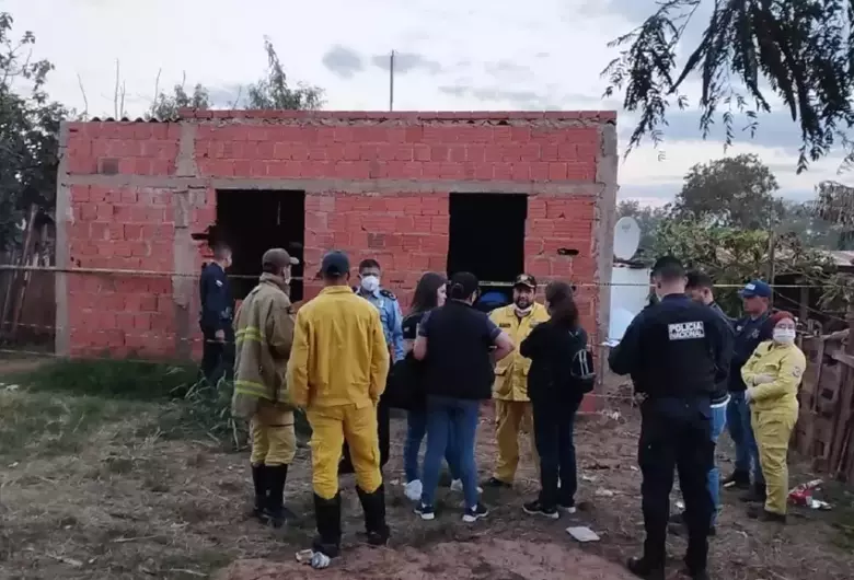 Equipes da polícia paraguaia e agentes funerários no local onde corpo foi encontrado. - Crédito: (Reprodução/Última Hora)
