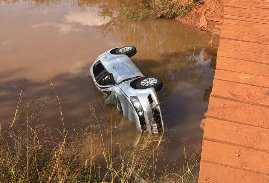 Carro caiu da ponte e duas mulheres morreram no local - Foto: Ivinoticias/Whatsapp