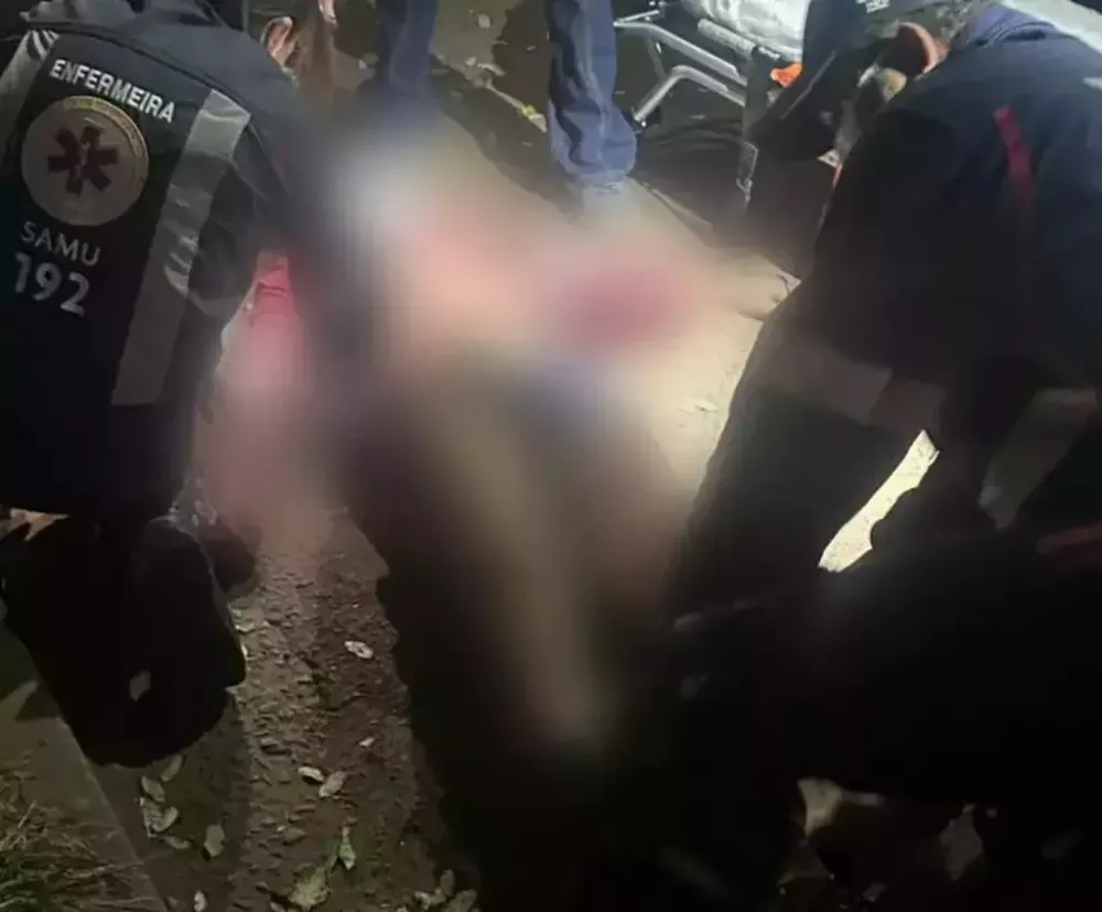 Entregador sendo socorrido após ataque de animais (Foto: Divulgação | PMMS)