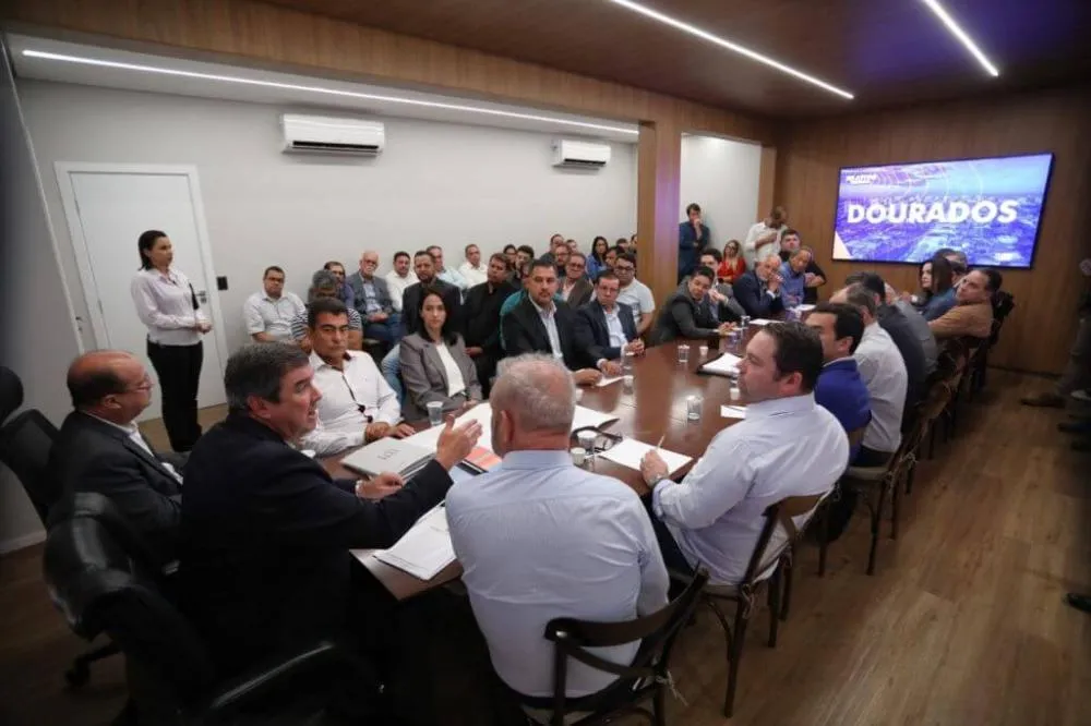 O prefeito Marçal Filho e demais autoridades reunido com o governador Eduardo Riedel para discutir projetos do MS Ativo para o município de Dourados. Fotos: Saul Schramm