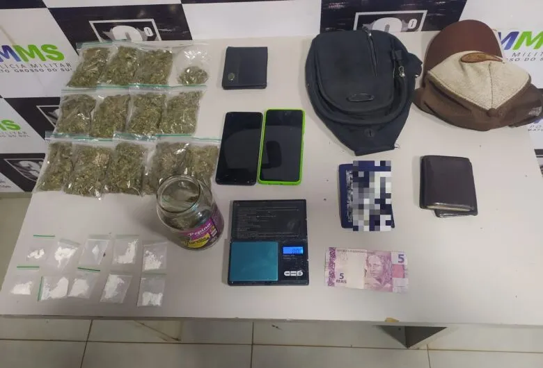 Jovens foram presos acusados por tráfico de drogas - Crédito: Divulgação/PM