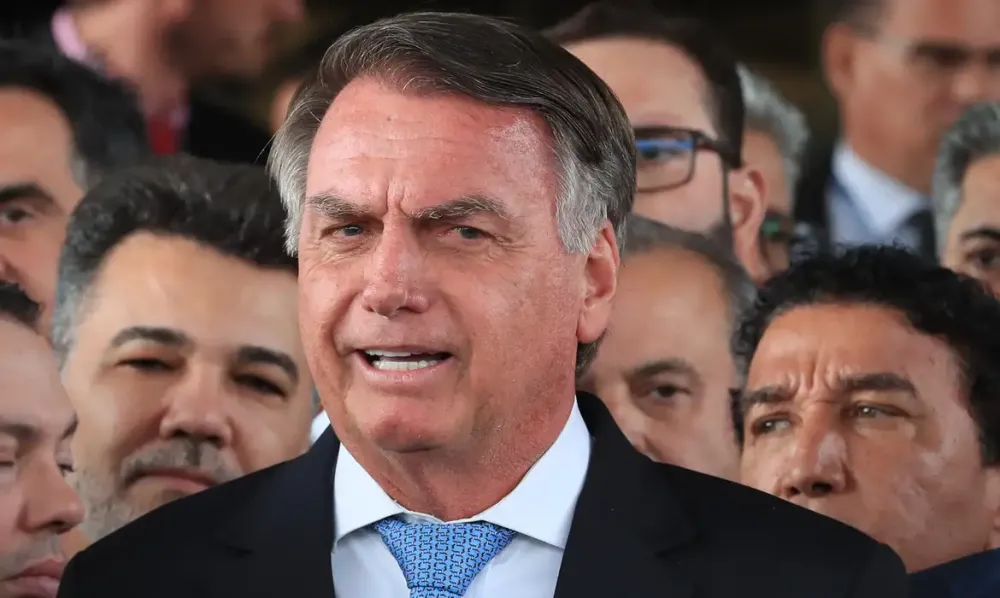 Moraes dá 24 horas para Bolsonaro explicar uso de redes sociais
