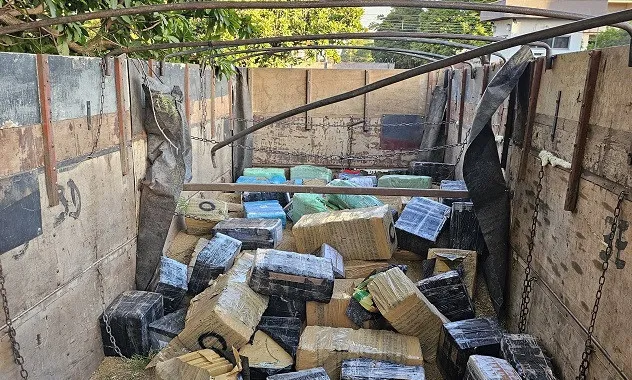 Droga estava escondida em uma carga lícita de grãos de mileto (Fotos: Divulgação/PRF)